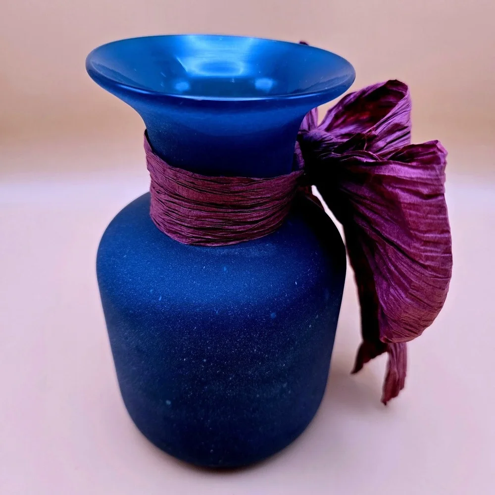 Alexander Julian Hand Blown Blue Frosted Glass‎ Vase Burgundy Raffia Bow 7 Inch
